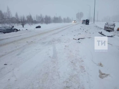 Изображение Легковушку занесло и она врезалась в «КАМАЗ» в РТ, пострадали мама с ребенком